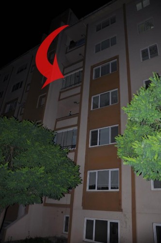 Uzaklaştırma Cezası Aldığı Eve Çatıdan Girmek İsterken 5’inci Kattan Düştü