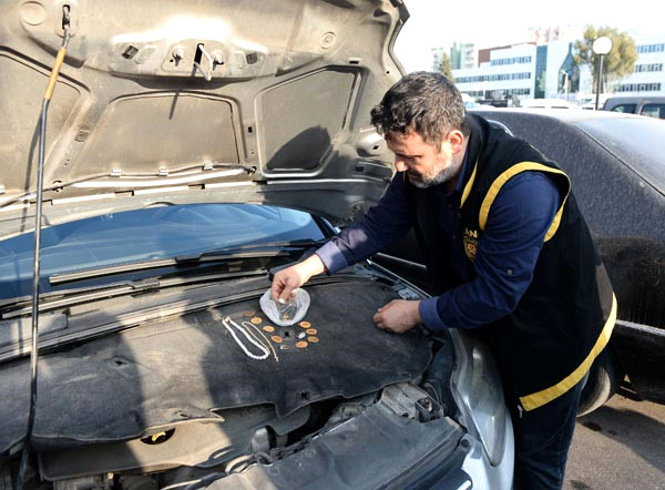Dolandırıcı Çetenin Araç Motorundan Çıkan Altınlar Polisi Şaşkına Çevirdi
