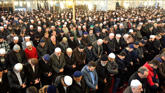Son Dakika: Diyanet’ten Teravih Namazı Açıklaması: Evde Ailenizle Kılabilirsiniz