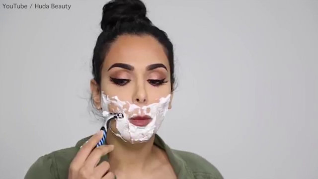 Dubaili Huda Kattan, yüz tıraşını deneyince takipçileri ikiye ayrıldı