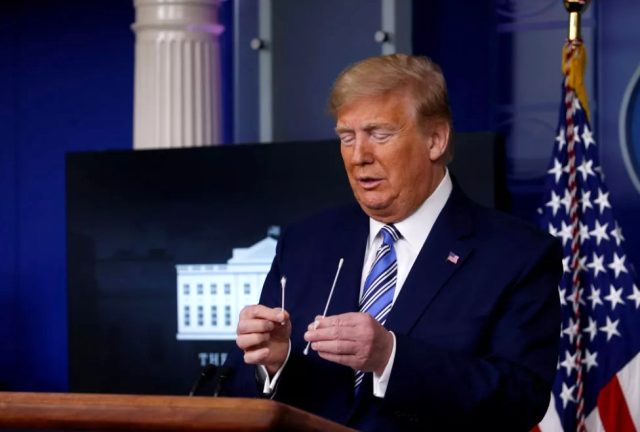 Trump, Test Kiti Eleştirilerine Cebinden Çıkardığı Kulak Çöpüyle Cevap Verdi
