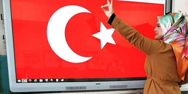 Sınıfta Bozkurt İşareti Yapan Öğretmenin İşine Son Verildi