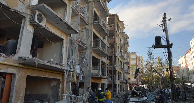 Diyarbakır’da Emniyete Bombalı Saldırı! 2 Şehit, 50’den Fazla Yaralı