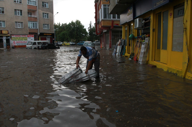 Kırklareli’ni Vuran Sağnak Yağmur, İstanbul’a Yaklaşıyor!