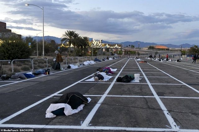 “Koronavirüsle Mücadele Eden ABD’de Evsiz Vatandaşlar Açık Otoparklarda Karantinaya Alındı “