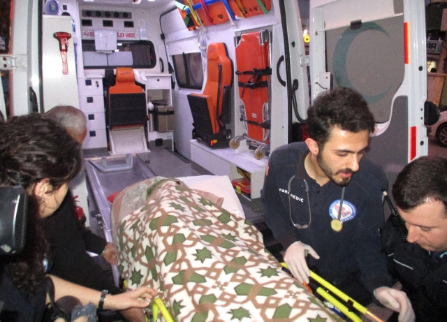 Üsküdar’da Karısını Başka Bir Erkekle Basan Koca, Bıçağına Sarıldı: 1 Ölü, 1 Yaralı