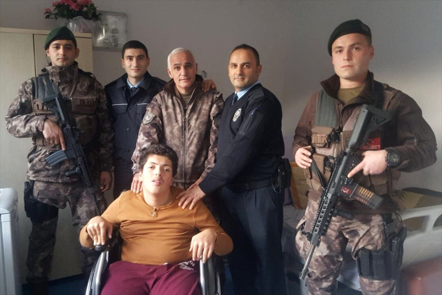 155’i Arayıp “Bir Polise Sarılmak İstiyorum” Diyen Engelli Genç Hayaline Kavuştu