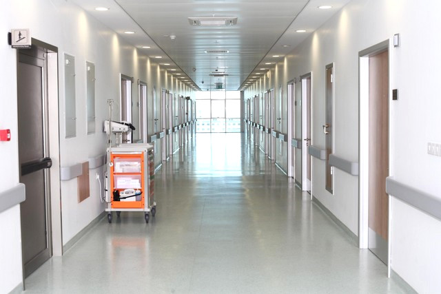 Hasta Odasında Banyo Yapıp, Tıraş Olan Doktor Hastaneyi Birbirine Kattı