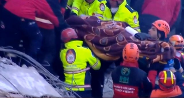 14 Saat Sonra Bir Kadın Daha Enkaz Altından Çıkarıldı