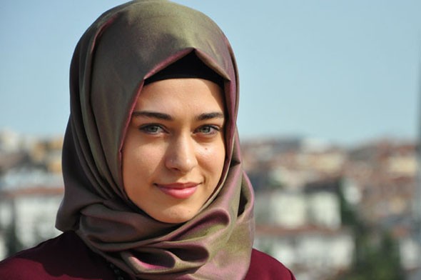 Büşra Apaydın: Bikinilerle Oynarken 5 Vakit Namaz Kılıyordum