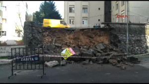 Kartal’da Site Otoparkının İstinat Duvarı, Üzerindeki Aracın Ağırlığına Dayanamayıp Çöktü!