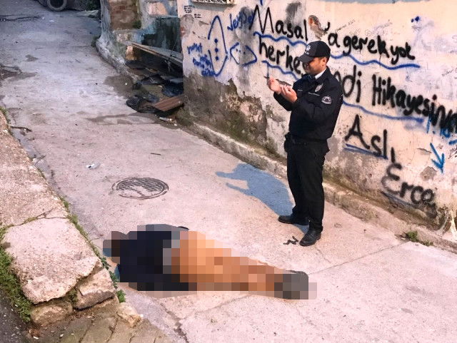İzmir’de Sokak Ortasında Yaşlı Adamın Cansız Bedenini Bulan Polis, Başında Dua Etti