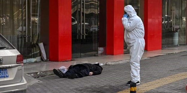 Dünya Diken Üstünde! Koronavirüs Nedeniyle Ölenlerin Sayısı Katlanarak Artıyor