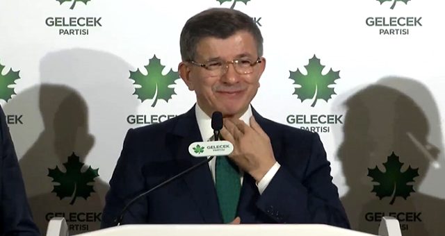 Canlı Yayında Konuşan Ahmet Davutoğlu’nu Gıcık Tuttu, Konuşmakta Zorlandı