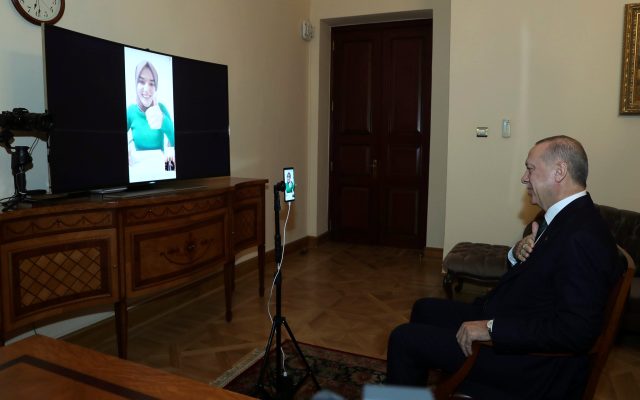 Cumhurbaşkanı Erdoğan, Kim Milyoner Olmak İster’e Damga Vuran Ümmü Gülsüm Genç ile Görüştü