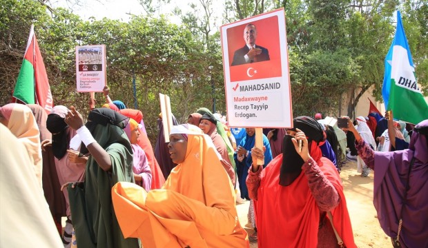 Somali’deki Terör Saldırısını, Ellerindeki Erdoğan Posterleriyle Kınadılar