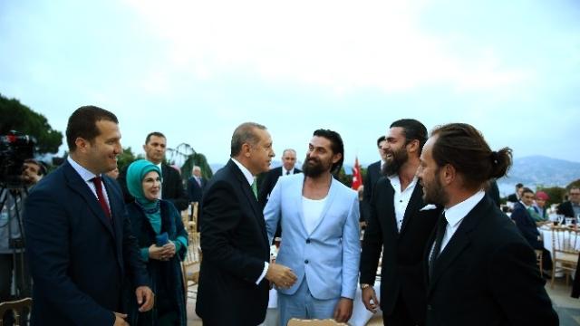 Erdoğan’ın Tarabya Köşkü’ndeki İftarına Ünlüler Akın Etti
