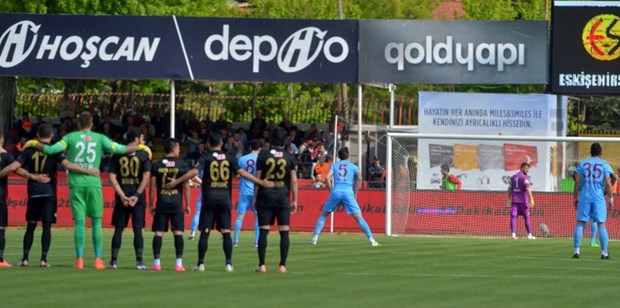 Trabzonsporlu Futbolcular, Hakemlerin Protestosunu Protesto Etti