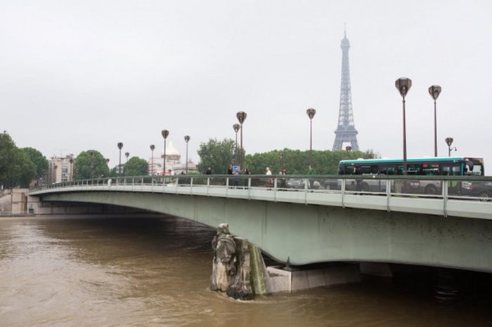 Sel Baskını Paris’te Hayatı Durdurdu