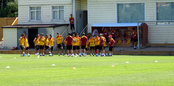 Galatasaray 5 Futbolcuyu Denemeye Aldı