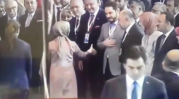 Damat Albayrak, Sare Davutoğlu’nun Elini Havada Bıraktı