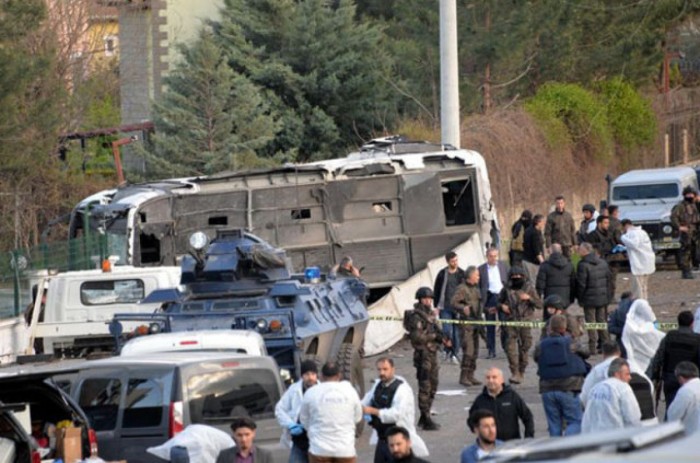 Diyarbakır’da Polis Servis Aracının Geçişi Sırasında Patlama: 11 Polis, 5 Sivil Yaralı