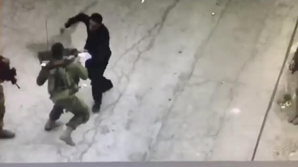 İsrail Askerini Bıçaklamaya Çalışan Filistinli Genç Öldürüldü