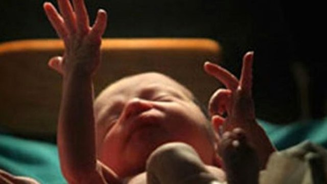 Kıskanç Hala 17 Günlük Yeğenini Hastane Çatısından Attı