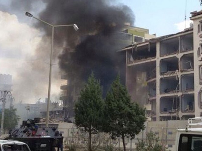 Midyat Emniyet Müdürlüğü’ne bomba yüklü araçla saldırı!