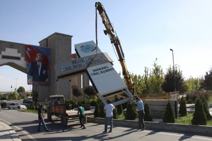 ‘Ömer Halisdemir Üniversitesi’ Tabelaları Asıldı