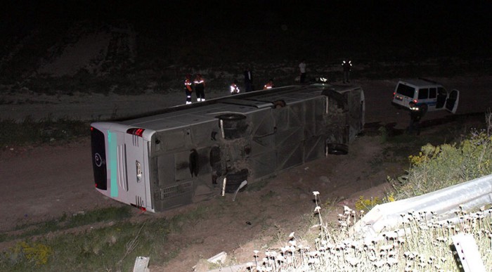 Yolcu Otobüsü Şarampole Yuvarlandı: 30 Yaralı