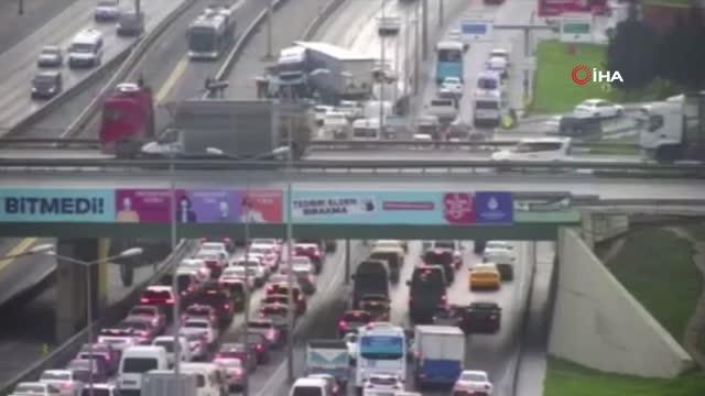 Son Dakika! İstanbul’da Bir Tır Metrobüs Yoluna Girdi, E-5’te Trafik Kilitlendi