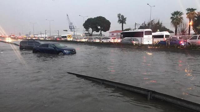 Son Dakika: İzmir’de Sağanak Yağış Sele Neden Oldu! Vatandaşlara “Evden çıkmayın” Uyarısı Yapıldı
