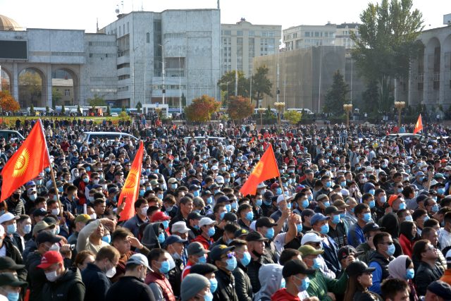 Son Dakika! Protestoların Devam Ettiği Kırgızistan’da Cumhurbaşkanı Ceenbekov Görevinden İstifa Etti