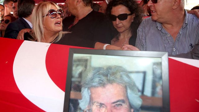 Eski Aşkı Emel Sayın, Akan’ın Tabutu Başında Gözyaşlarına Boğuldu