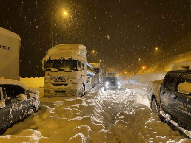17 Kilometrelik Araç Kuyruğunun Oluştuğu Bolu’da Vali Ahmet Ümit Açıkladı: 1950 Yılından Beri Görülen En Yoğun Kar Yağışı