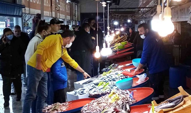 Balık bol olunca vatandaş balık haline koştu