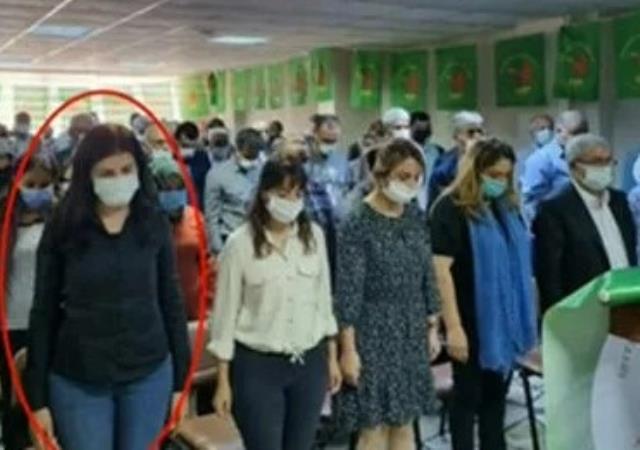 PKK’lı Teröriste “Sözlüm” Diyen HDP’li Semra Güzel’in, Öcalan İçin Saygı Duruşunda Bulunduğu Fotoğraf Ortaya Çıktı