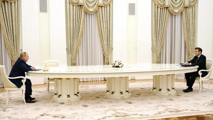 Gündem Olan Putin-Macron Görüşmesinin Perde Arkası! PCR Test Kuralına Uymadığı İçin Uzun Masa Tercih Edilmiş