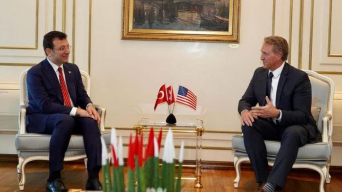 İmamoğlu ile ABD’nin Ankara Büyükelçisi Flake arasındaki İngilizce Sohbet Sosyal Medyada Gündem Oldu
