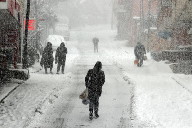 İstanbul’da Beklenen Kar Yağışı Başladı! Meteoroloji Ve AKOM’dan Art Arda Uyarılar Geldi