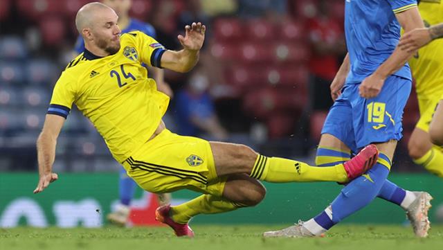 İsveçli futbolcunun insanlık dışı faulüne futbolseverlerden tepki yağdı