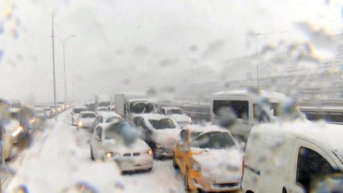 İstanbul’da Kar Esareti! Onlarca Araç Tem’de Mahsur Kaldı, Sürücülerin Bekleyişi Sürüyor