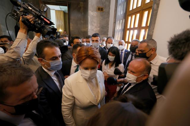 Korumalarının gazeteciye yaptığı müdahaleyi duyan Akşener, geri dönüp özür diledi