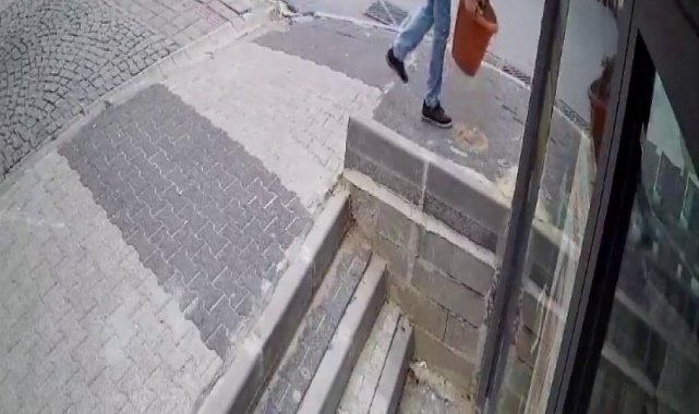 Maltepe’de bir esnafın sokakta yürüyen vatandaşların dükkan tabelasına çarpmaması için uyarı amacıyla kaldırıma koyduğu saksı, yoldan geçen bir kişi tarafından çalındı. Yaşanan hırsızlık anı güvenlik kamerasına yansıdı. Olay, geçtiğimiz aylarda Maltepe’de meydana geldi. İddiaya göre, bir işletme sahibi dükkanına ait tabela ile kaldırım arasındaki alçak mesafeden dolayı yolda yürüyen vatandaşların tabelaya çarpmaması için kaldırıma uyarı amacıyla saksı koydu. Esnafın koyduğu içi boş saksı ise yolda yürüyen bir kişi tarafından güpegündüz çalındı. Yaşanan hırsızlık anı iş yerine ait güvenlik kamerasına yansıdı. “Yaralanmalar olabiliyordu” Hırsızlık olayına ilişkin konuşan dükkan sahibi Özcan Çevik, “İnsanlar köşeye kafalarını çarpmasınlar diye saksıyı koyduk. Yaralanmalar olabiliyordu. Sabah bir baktık saksı yok. Hırsız yoldan geçerken saksıyı almış, götürmüş. Saksının içinde 3-4 tane parke taşı ve 30 kiloluk kum vardı. Saksı en az 50-60 kiloydu ama hırsız bir çırpıda alıp götürmüş. Vatandaş saksıyı koyduğumuz duvarın köşesine kafasını çarpmasın diye koymuştuk. Kamera kayıtlarından gerçeği gördük. Bir hafta takip ettik ama aynı kişi buradan bir daha geçmedi” diye konuştu.