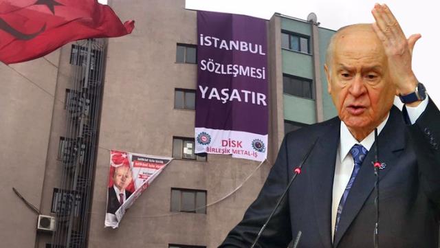 MHP Kocaeli İl Binası’na “İstanbul Sözleşmesi Yaşatır” Sloganlı Afiş Asıldı