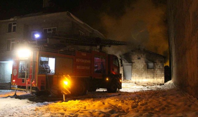 Muradiye’de odunluk yangını