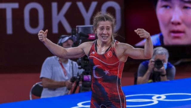 Tokyo Olimpiyatları’nda tarihi başarıya imza atan Yasemin Adar’a TRT muhabirinden tepki çeken ifade: Bronz ama olsun