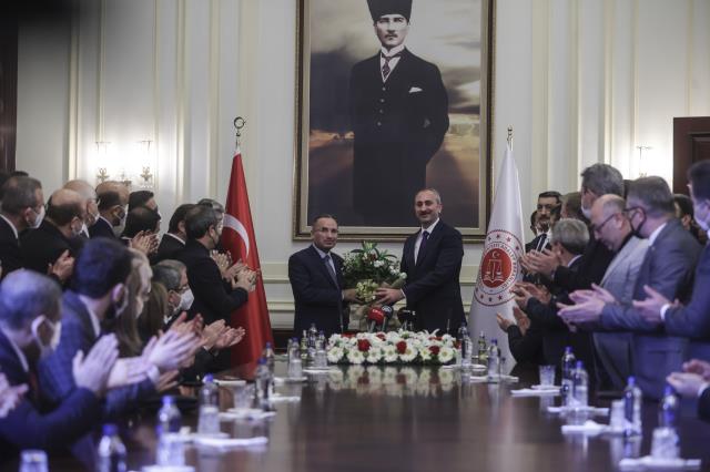 Son Dakika! Adalet Bakanlığı Görevini Devralan Bakan Bozdağ’dan İlk Mesaj: Rehberimiz Hukuk Olacak