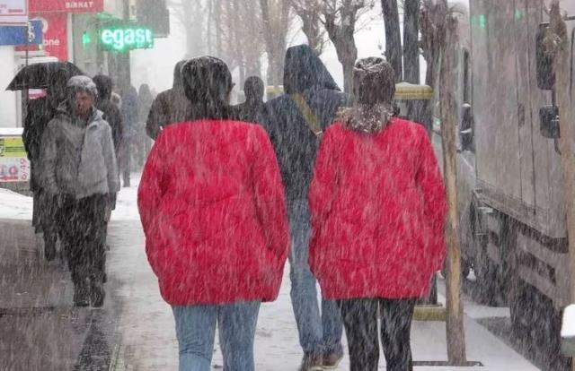 Son Dakika! İstanbul’da Beklenen Kar Yağışı Başladı, Yarın Toplam 205 Uçak Seferi İptal Edildi